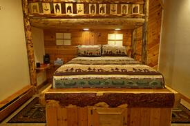 Fairview Bed & Breakfast | Cabin Room @ Indian Ridge Lodge 2 Beds, 4 Bunks