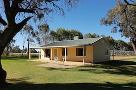 Darlington Point Cabin | Hawkesbury Park Country Cottage