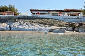 Kato Diminio Cabin | A traditional villa at beach front