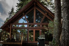 Campbell River Cabin | Gorgeous Log Cabin on the Lake