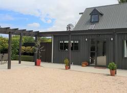 Oamaru House | Accommodation at Lakeside and garden venue
