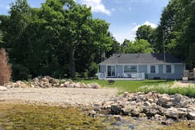 Sturgeon Bay Cabin | Sunshine's Bayshore Cottage - Waterfront Bliss!