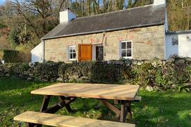 Nevern Cabin | Ivy Cottage Nevern, Pembrokeshire - Idylic Getaway
