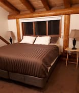 Campbell River Cabin | Gorgeous Log Cabin on the Lake