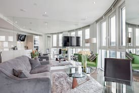 Whitechapel Apartment | 22nd floor overlooking London - Interior designed