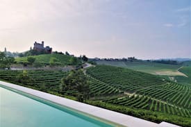 Serralunga d'Alba Villa | Villa Marenca, scenic views of Barolo
