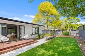 Merivale Apartment | Modern Merivale Village apartment with Garden.