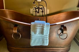 Washington Hotel | Meriwether's Room: Suite