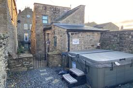 Reeth Cabin | Half Moon Stable, Reeth - Hot Tub Getaway