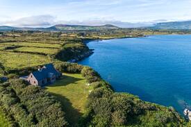 Ballinskelligs Cabin | Stunning Cliff Cottage at Ballinskelligs Bay