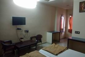 Kurnool Hotel | iROOMZ Woodlands Lodge Deluxe A/c Room Kurnool
