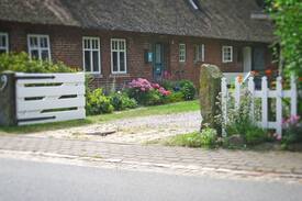 Almdorf Apartment | Ole Peerstall: hyggelige Fewo im Friesenhaus