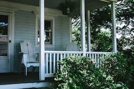 Block Island House | The Cape House, close to beach and town
