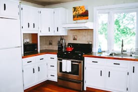 Block Island House | The Cape House, close to beach and town