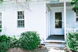 Block Island House | The Cape House, close to beach and town