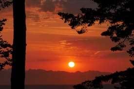 Regional District of Nanaimo House | Serenity NOW! Self-contained ocean-front suite.