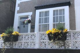 Conwy House | Downtown cottage-heart of Conwy-park free outside