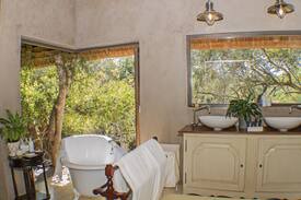 Thorny Bush Game Reserve Cabin | River Lodge Suite - The River Lodge at Thornybush