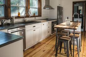 Putnam County House | H&H Farmhouse - forested farmhouse getaway!