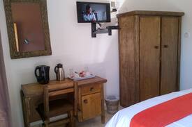 Tlokweng House | Kalahari Sands Guest Lodge