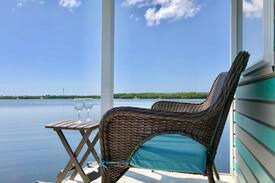Key Largo Boat Rental | The Sea Turtle - Serene Houseboat At Anchor