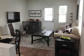 Encanto Cabin | Cottage Oasis in the City, Fully renovated 2018