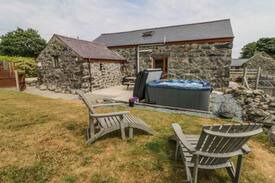 Rhyd-y-clafdy Cabin | Sgubor @ Cefn Coed Cottages
