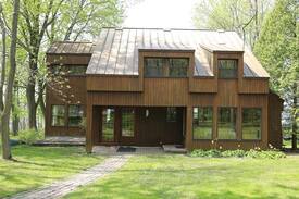 L'Ile-Bizard Villa | Lakefront Chalet Ile-Bizard Montreal
