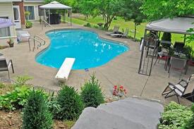 Jordan Station House | Centennial House BnB (Breakfast Incl.) 3 beds-pool