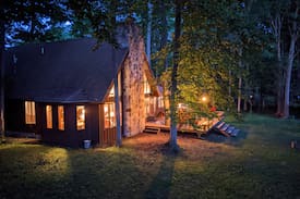 Bellaire Villa | Treehouse Chalet- Near Torch Lake - Bellaire