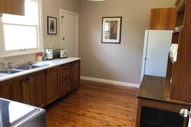Central Mudgee House | The green keepers cottage. Quiet, cozy & comfy.