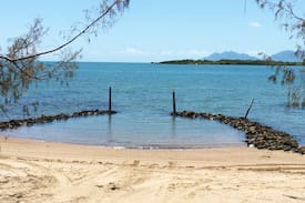 Bowen House | BRISK BAY BEACH FRONT HOME