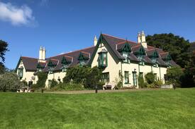 Newry House | Stunning mansion house on the beach