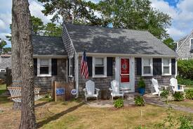 Dennis Port House | Ferncliff Rd 39