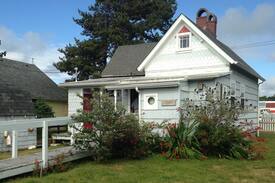 Long Beach Cabin | The Wrecktory: cozy, beachy 1890s getaway cabin