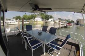 Marblehead Boat Rental | The Jamestowner 54ft Houseboat Lakeside Marblehead