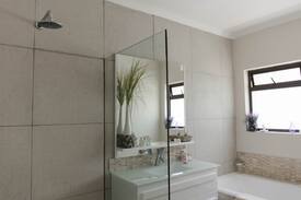 Beacon Bay House | Aloe Room - The Garden Guest House in East London