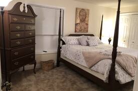 Idylwood Apartment | Dream Home in Falls Church, VA