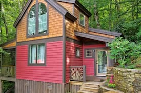Cullowhee Cabin | Lazy Moss Cabin at Lake Glenville and pet friendly