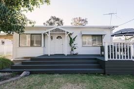 Lake Hume Village Cabin | Anchorage lakeside luxury cabin,relaxing deck.