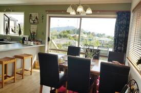 Springfield House | Manita's Airbnb - Kiwi Room (has TV )