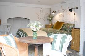 Willesborough House | The Dandelion Room at The Old Pub