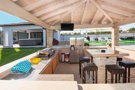 Vodnjan Villa | Pool-Bar Villa Vodnjan - Seaview - SPA - sleeps 18