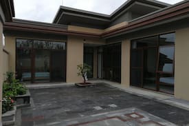 Tengchong County House | 出自苏轼《于潜僧绿筠轩》” 宁可食无肉,不可居无竹。也因院内种植紫竹而得名。