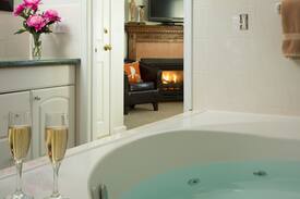 Off Broadway Bed & Breakfast | Low midwk price B&B rooms Beech Tree Inn & Cottage