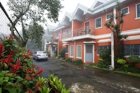 Tagaytay House | Tagaytay House Overlooking Taal Lake (w/ Netflix)