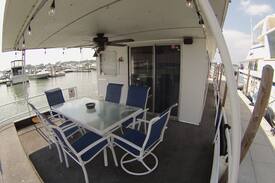 Marblehead Boat Rental | The Jamestowner 54ft Houseboat Lakeside Marblehead