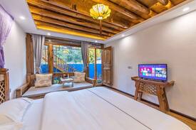 Gucheng Hotel | 丽江古城区距离大水车路口200多米舒适清新大床房（云月点击头像还有复式房型可供选择进古城免古维可做饭