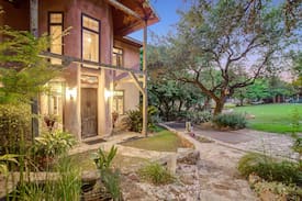 Spicewood House | Luxury Straw Bale Home, Lake Travis