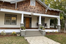 Statesboro House | in -town “Treehouse”. Comfortable 1925 bungalow